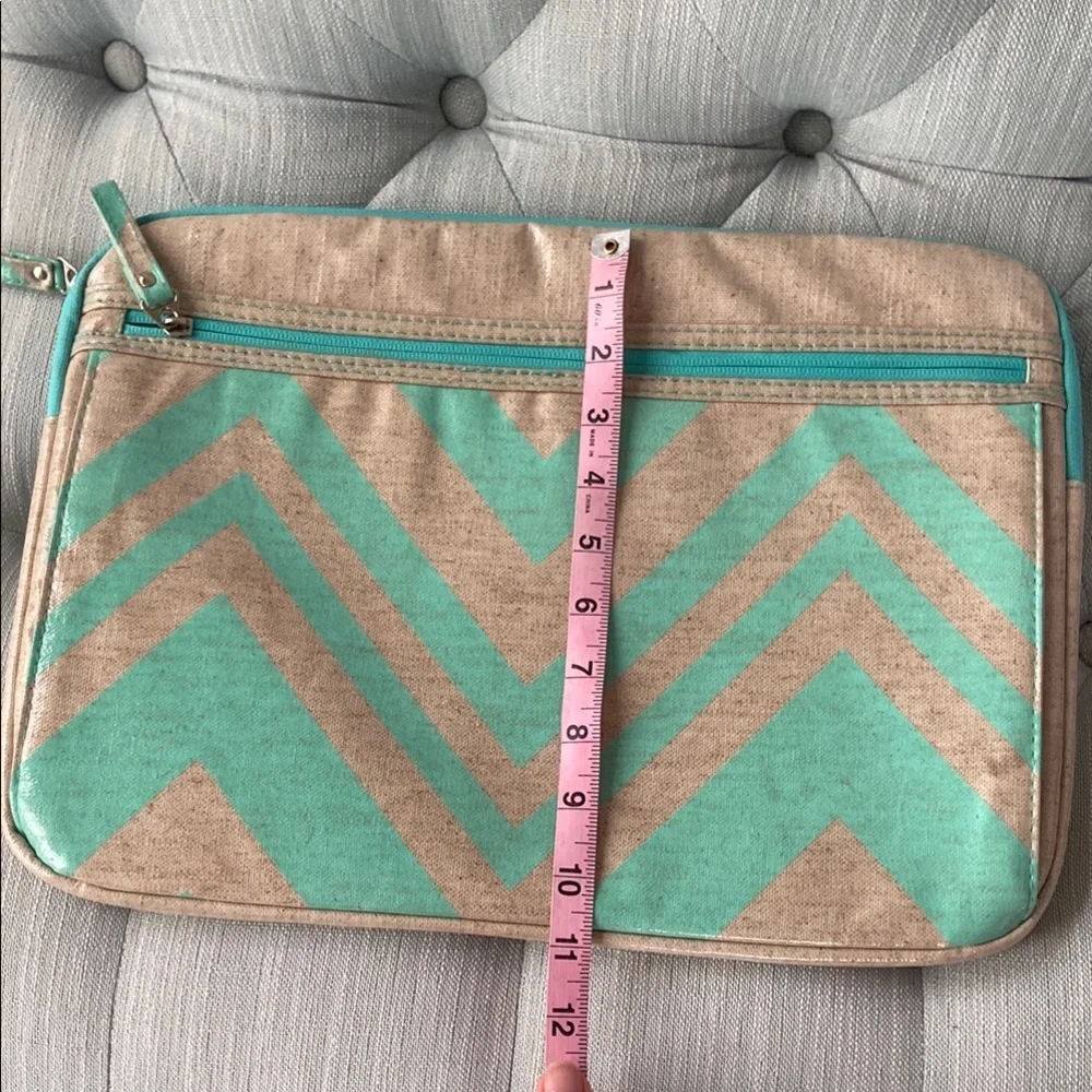Chevron Patterned Laptop/Tablet Sleeve in great condition.